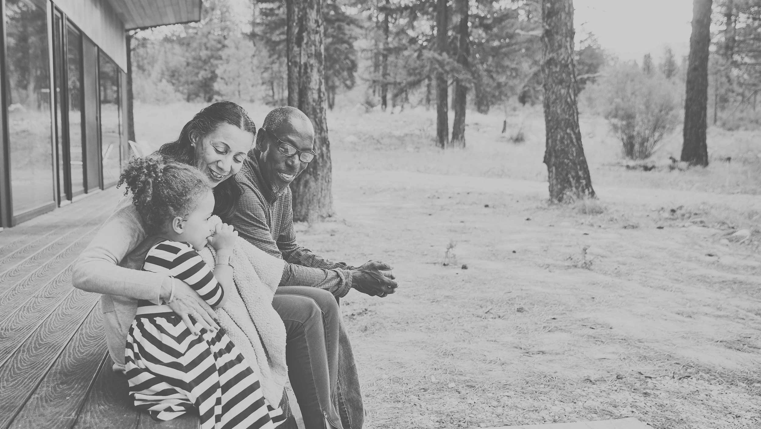 Una familia pasando tiempo juntos cerca del bosque.